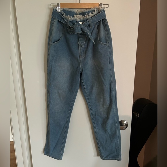 In The Style Pants - Blue Jeans with Belted Waist